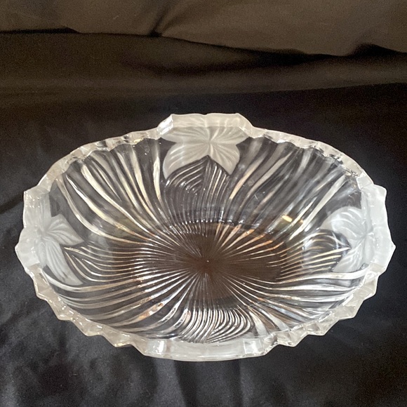Vintage Crystal Industries Sutton Place pattern candy dish with frosted leaves - Picture 5 of 9
